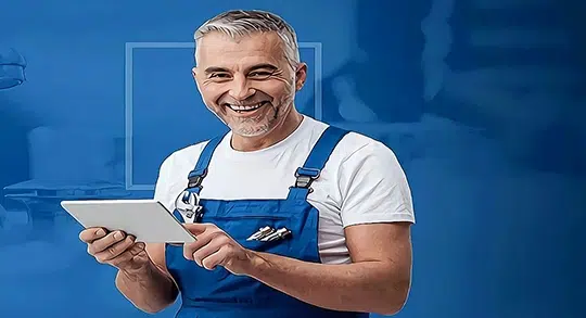 سرویس کار سهند صنعت میهن چک لیست تجهیزات صنعتی - Sahand Sanat technician preparing an industrial checklist.